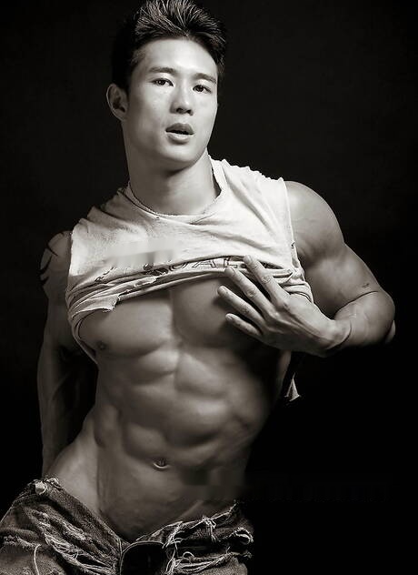 Asian bodybuilder Peter Le get naked and showing his ass in black white photos