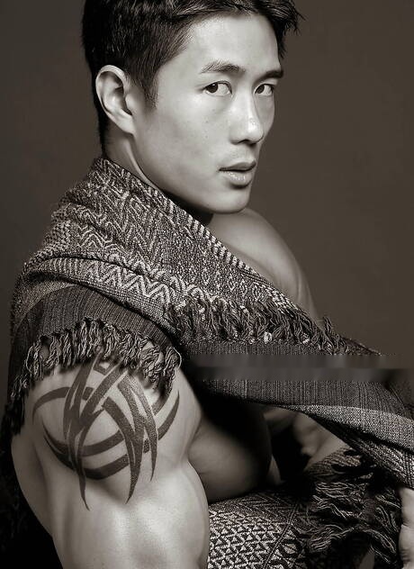 O touro asiático Peter Le se despindo e mostrando a bunda firme no chuveiro quente