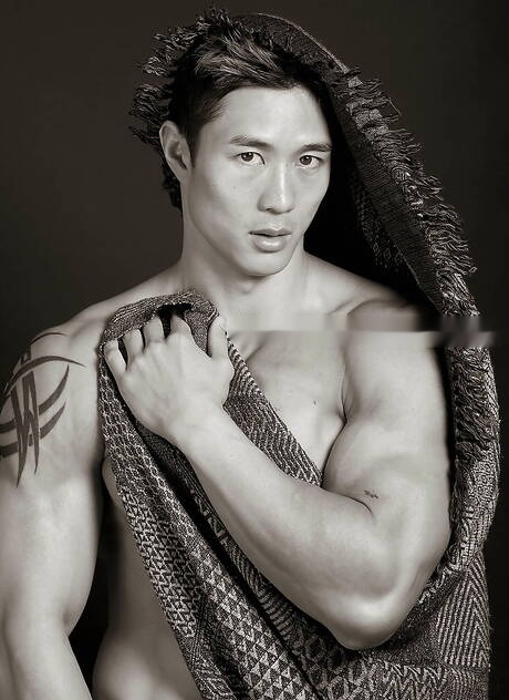 O touro asiático Peter Le se despindo e mostrando a bunda firme no chuveiro quente