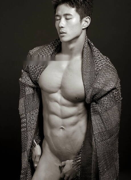 O touro asiático Peter Le se despindo e mostrando a bunda firme no chuveiro quente