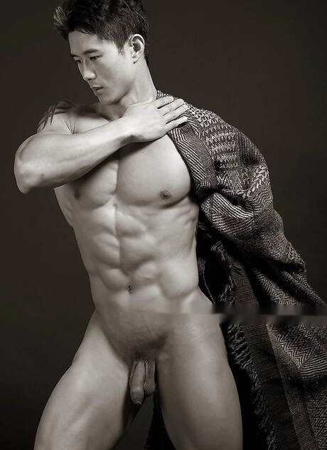 O touro asiático Peter Le se despindo e mostrando a bunda firme no chuveiro quente