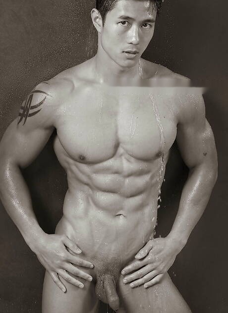 O touro asiático Peter Le se despindo e mostrando a bunda firme no chuveiro quente