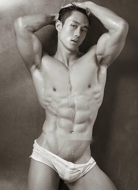 O touro asiático Peter Le se despindo e mostrando a bunda firme no chuveiro quente