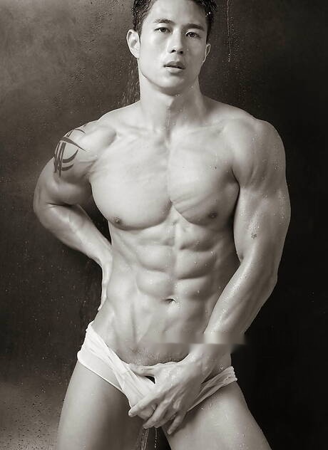 O touro asiático Peter Le se despindo e mostrando a bunda firme no chuveiro quente