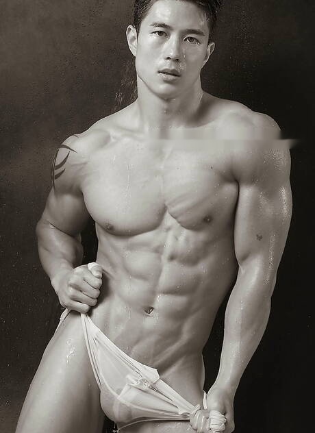 O touro asiático Peter Le se despindo e mostrando a bunda firme no chuveiro quente