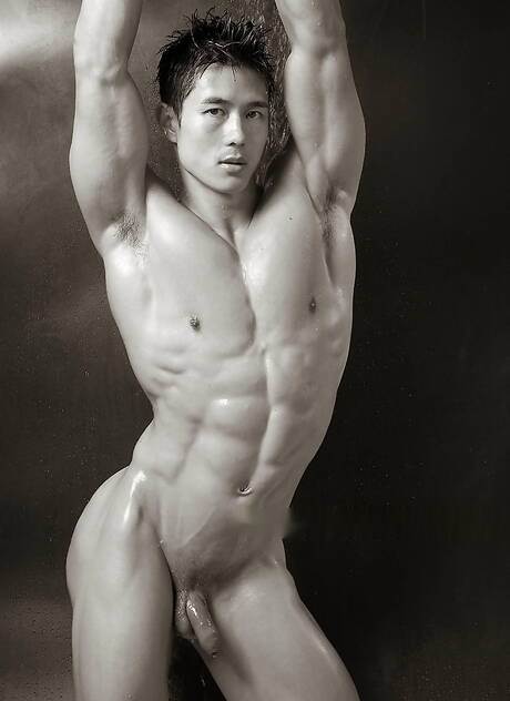 O touro asiático Peter Le se despindo e mostrando a bunda firme no chuveiro quente