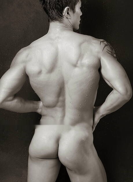 O touro asiático Peter Le se despindo e mostrando a bunda firme no chuveiro quente