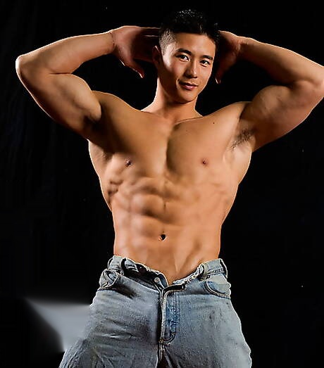 El toro asiático Peter Le se desnuda y muestra su culo apretado