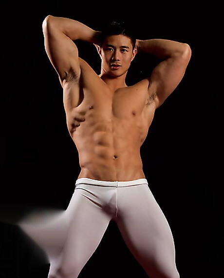 El toro asiático Peter Le se desnuda y muestra su culo apretado