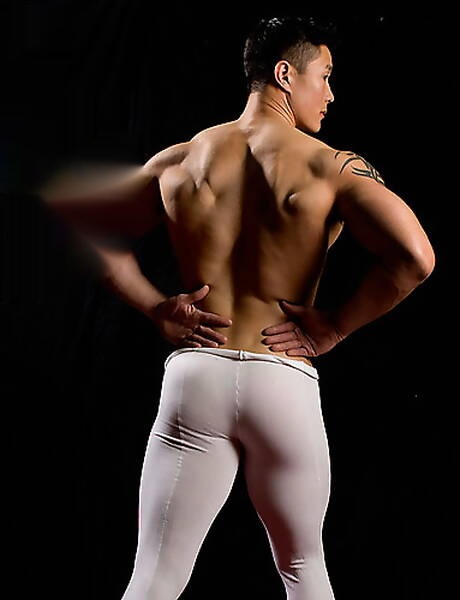 El toro asiático Peter Le se desnuda y muestra su culo apretado