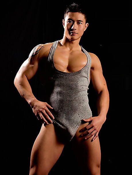 El toro asiático Peter Le se desnuda y muestra su culo apretado