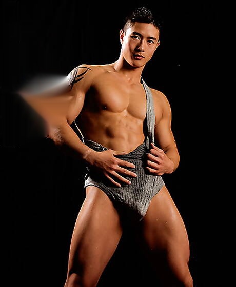 El toro asiático Peter Le se desnuda y muestra su culo apretado