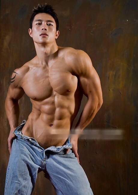 アジアの強豪牛ピーター・レーが頑丈な体を披露