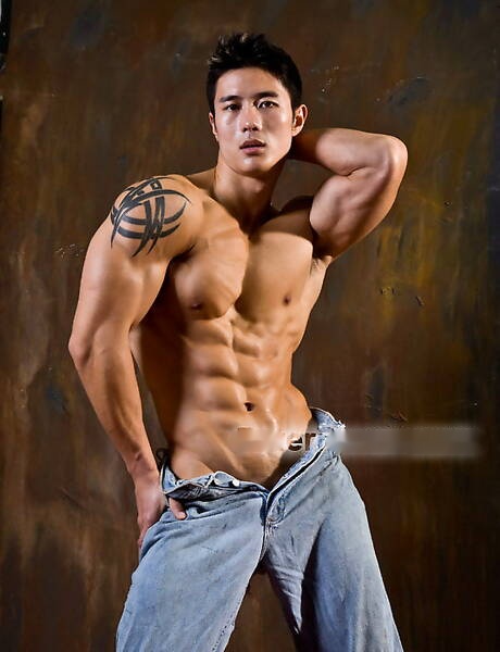 アジアの強豪牛ピーター・レーが頑丈な体を披露