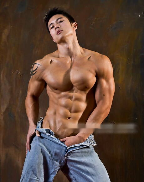 Asian strong bull Peter Le shows a sturdy body