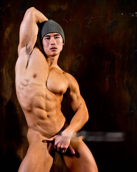 アジアの強豪牛ピーター・レーが頑丈な体を披露