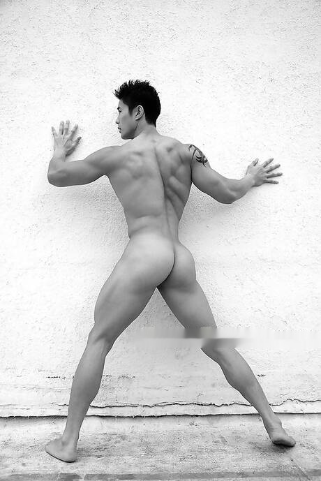 Asian muscular Peter Le posing naked and showing nice ass