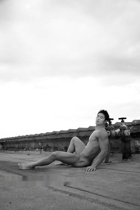 El toro fuerte oriental Peter Le posando desnudo y mostrando su culo al aire libre