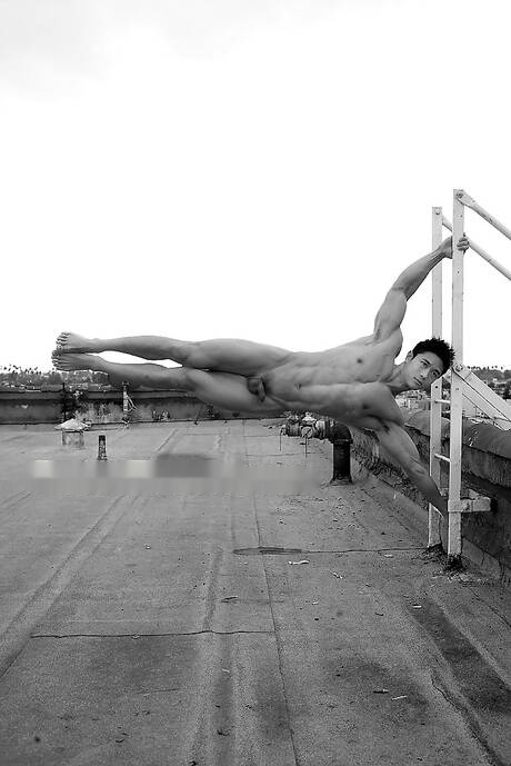 El toro fuerte oriental Peter Le posando desnudo y mostrando su culo al aire libre