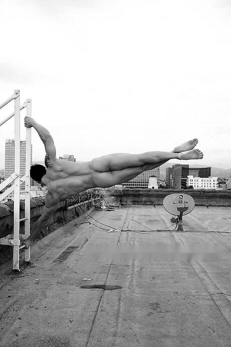 Oriental strong bull Peter Le posing nude and showing his ass outdoor