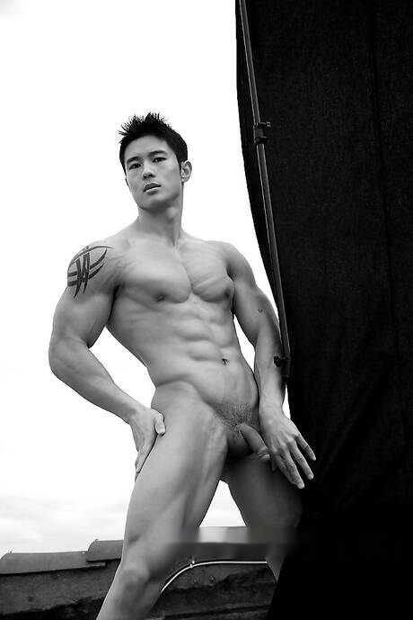 El toro oriental Peter Le posando desnudo y mostrando su culo caliente al aire libre