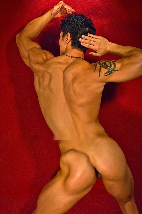 Le taureau oriental fort Peter Le se met nu et montre son cul