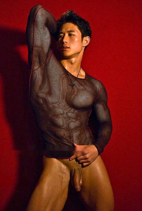 El toro oriental Peter Le se desnuda y muestra su culo