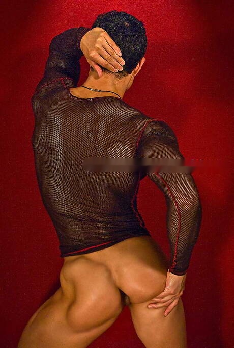 Oriental bull Peter Le undressing and showing his ass