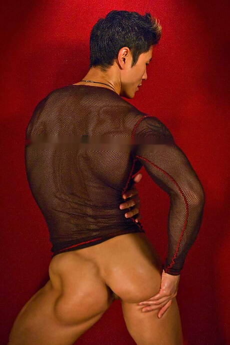 El toro oriental Peter Le se desnuda y muestra su culo