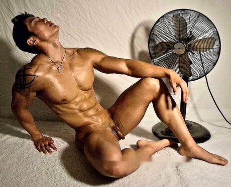 El toro oriental Peter Le se desnuda y muestra su culo