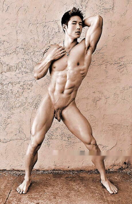 El toro oriental Peter Le se desnuda y muestra su culo