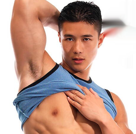 El culturista asiático Peter Le se desnuda y muestra su culo caliente