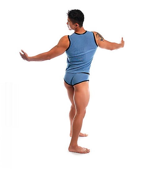 Asian bodybuilder Peter Le undressing and showing hot ass