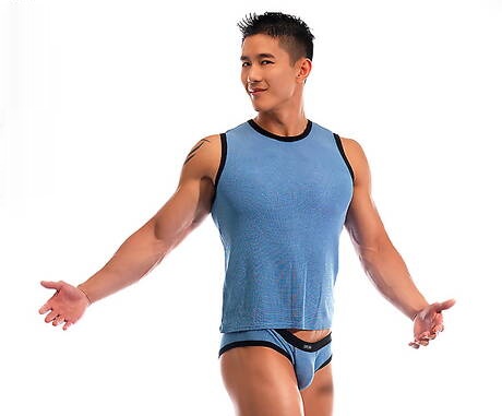 Asian bodybuilder Peter Le undressing and showing hot ass