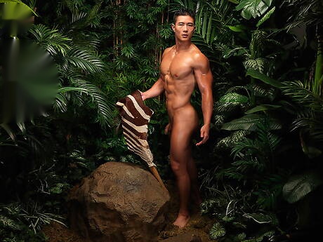 El toro oriental Peter Le se desnuda y muestra su culo apretado al aire libre