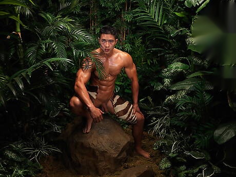 El toro oriental Peter Le se desnuda y muestra su culo apretado al aire libre