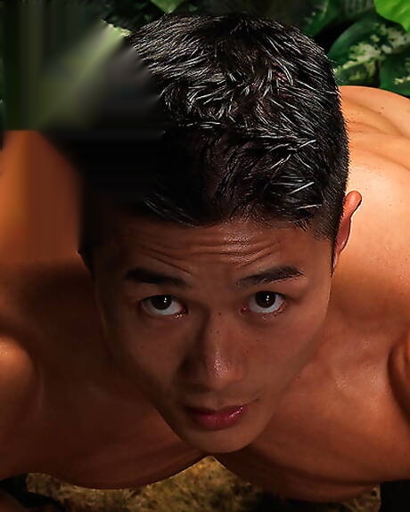 El toro oriental Peter Le se desnuda y muestra su culo apretado al aire libre