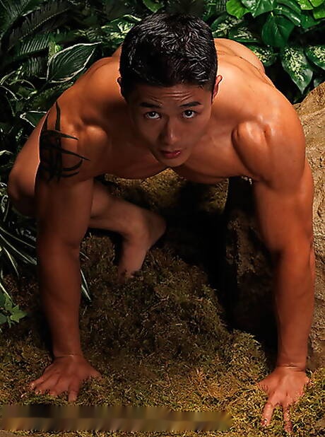 El toro oriental Peter Le se desnuda y muestra su culo apretado al aire libre