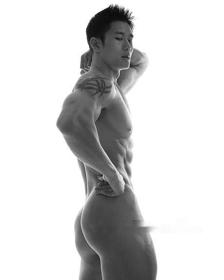 亞洲肌肉男 Peter Le 全裸出鏡，秀出緊實臀部