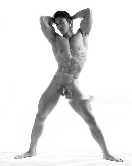 亞洲肌肉男 Peter Le 全裸出鏡，秀出緊實臀部