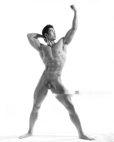 亞洲肌肉男 Peter Le 全裸出鏡，秀出緊實臀部