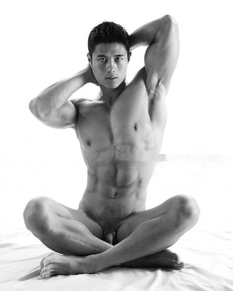 亞洲肌肉男 Peter Le 全裸出鏡，秀出緊實臀部