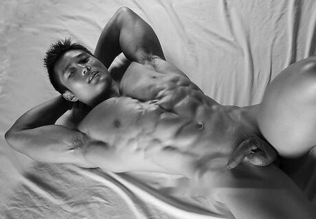 El culturista asiático Peter Le posando desnudo y mostrando su trasero caliente