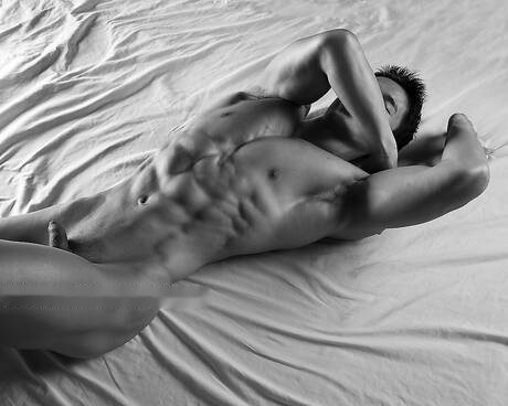 El culturista asiático Peter Le posando desnudo y mostrando su trasero caliente