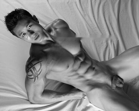 El culturista asiático Peter Le posando desnudo y mostrando su trasero caliente