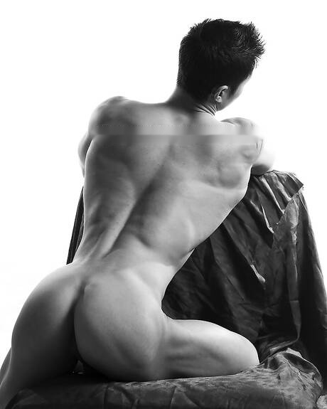 El musculoso asiático Peter Le posando desnudo y mostrando su trasero apretado