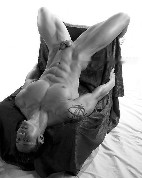 El musculoso asiático Peter Le posando desnudo y mostrando su trasero apretado