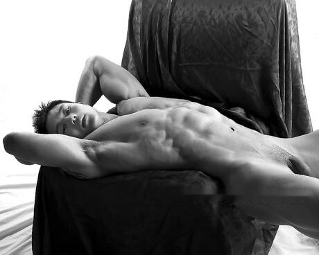 El musculoso asiático Peter Le posando desnudo y mostrando su trasero apretado