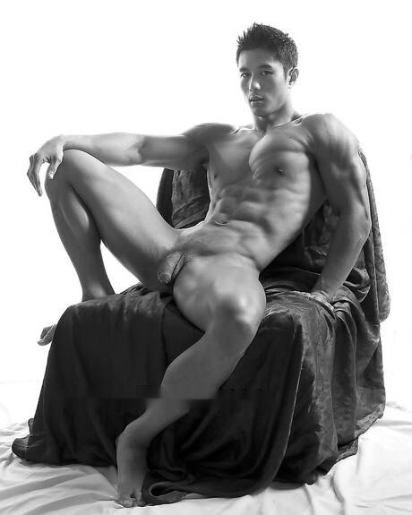 El toro asiático Peter Le muestra un cuerpo perfecto