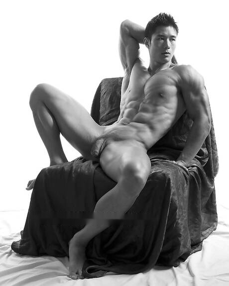 El toro asiático Peter Le muestra un cuerpo perfecto